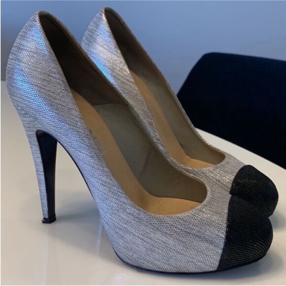 Chanel Interlocking Logo Silver Leather Pumps Black Round Cap Toe Size 37.5 - Picture 1 of 10